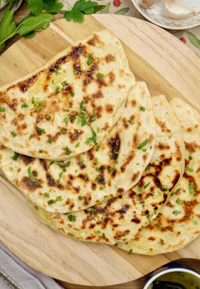 Česnakinės jogurto duonelės su sūriu